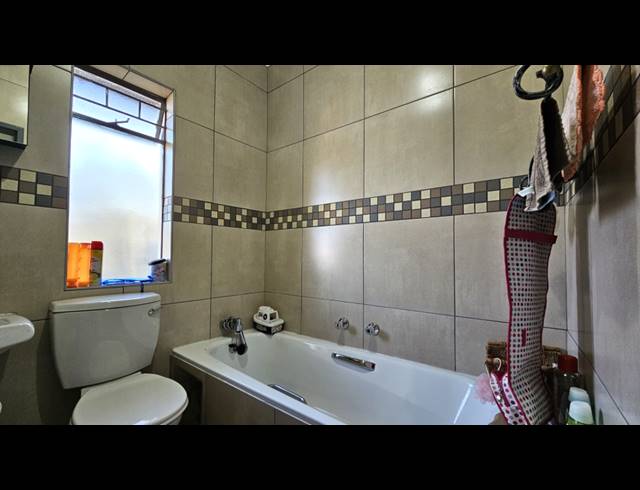 3 BEDROOM TOWNHOUSE FOR SALE IN MORELETA PARK
